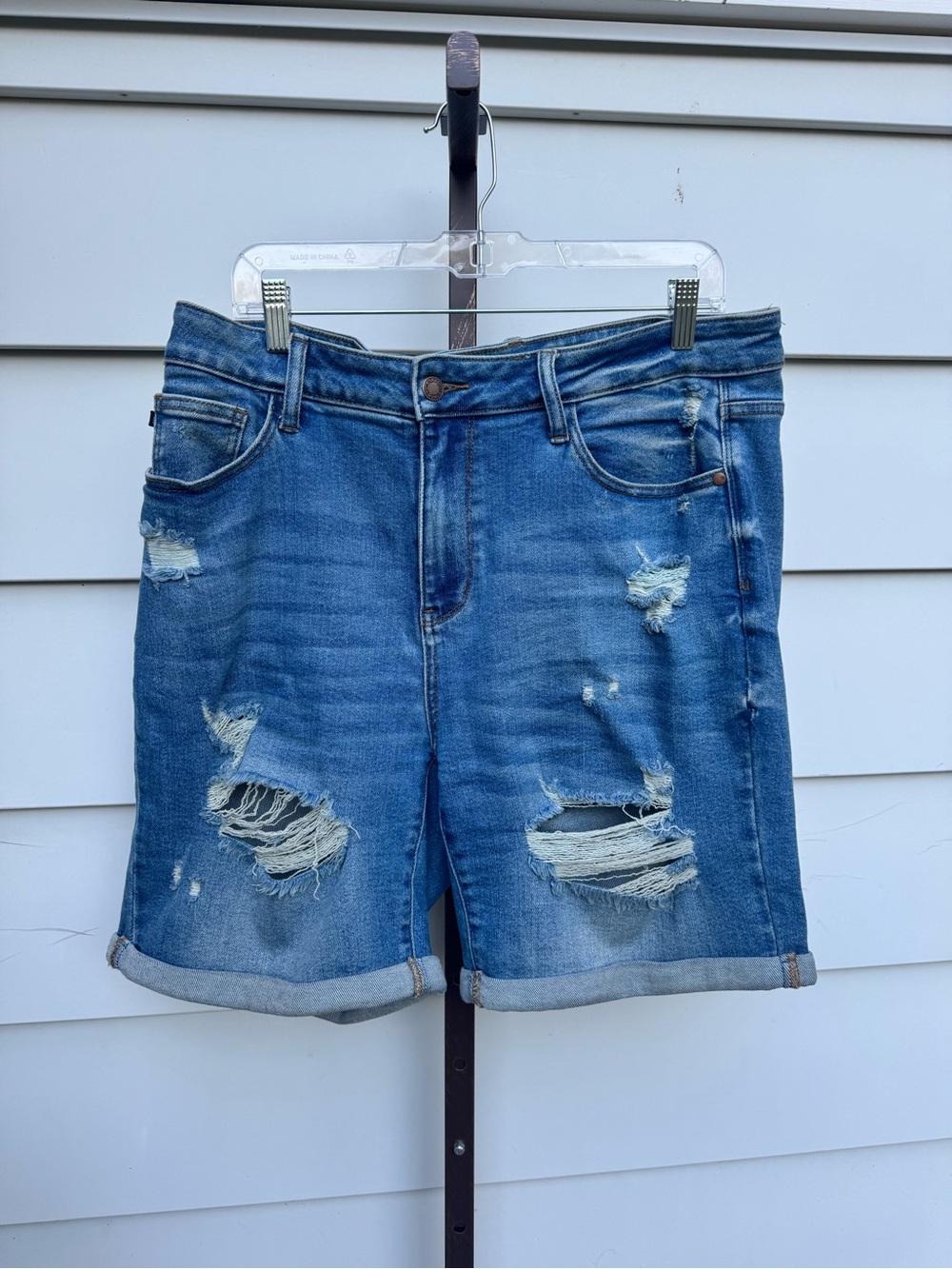 JUDY BLUE distressed destroyed jean shorts size 1X boyfriend cuffed stretch